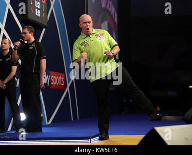 Michael van Gerwen feiert gegen Raymond Van Barneveld bei Tag 13 der William Hill World Darts Championship im Alexandra Palace, London. Stockfoto