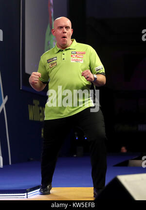 Michael van Gerwen feiert gegen Raymond Van Barneveld bei Tag 13 der William Hill World Darts Championship im Alexandra Palace, London. Stockfoto