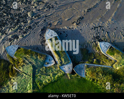 Luftaufnahme der Purton Schiffsrümpfe Schiffe Friedhof auf dem Fluss Severn, Gloucestershire, UK. Schuss mit einer Drohne durch ein UK CAA Lizenz Inhaber mit freundlicher Genehmigung. Stockfoto