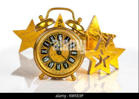 Countdown auf Jahre Eve: Eine alte goldene Uhr mit fünf bis zwölf und goldene Sterne mit Reflexionen Stockfoto