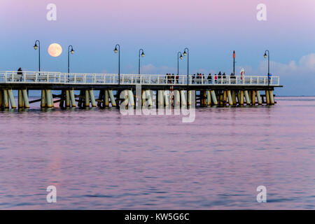 Mond über Pier in Gdynia Orlowo am Ostsee in Polen, Europa Stockfoto