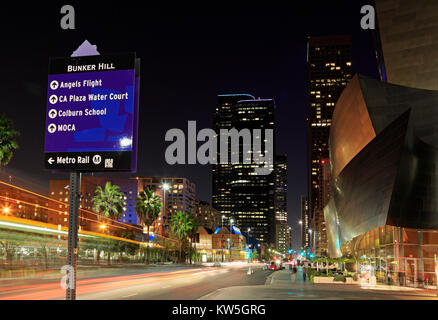 Los Angeles, Innenstadt, vor der Walt Disney Concert Hall, nachts. Stockfoto