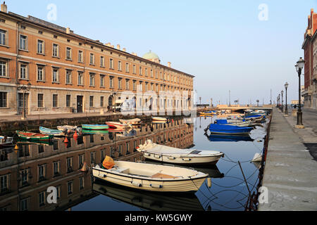 Günstig kleine Boote in den Grand Canal in Triest, Italien. Stockfoto