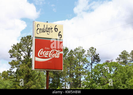 Eine alte Coca Cola Schild am Straßenrand. Stockfoto
