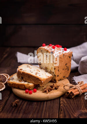 Einen Kuchen mit Rosinen, getrocknete Früchte auf einem Holzbrett dekoriert mit Beeren viburnum Stockfoto