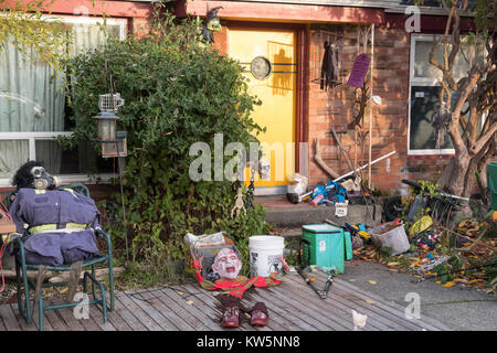 Ein Haus mit Halloween Dekorationen im Vorgarten. Stockfoto