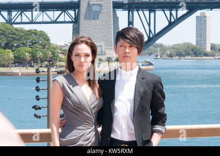 SYDNEY, AUSTRALIEN - 18. NOVEMBER: Geoff Evans, Jack O'Connell, Angelina Jolie, Miyavi Ishihara und Matthew Bär auf dem Foto Aufruf der ungebrochene Pose am Sydney Opera House am 18. November 2014 in Sydney, Australien: Angelina Jolie, Miyavi Ishihara Stockfoto