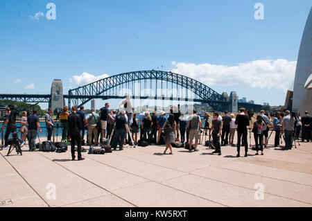 SYDNEY, AUSTRALIEN - 18. NOVEMBER: Geoff Evans, Jack O'Connell, Angelina Jolie, Miyavi Ishihara und Matthew Bär auf dem Foto Aufruf der ungebrochene Pose am Sydney Opera House am 18. November 2014 in Sydney, Australien Menschen: Angelina Jolie Stockfoto