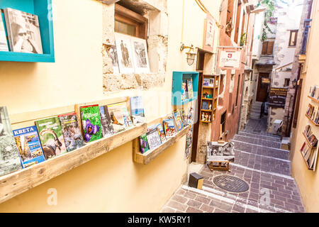Chania, Buchhandlung auf einer Straße in der Altstadt, Kreta, Griechenland, Europa Stockfoto