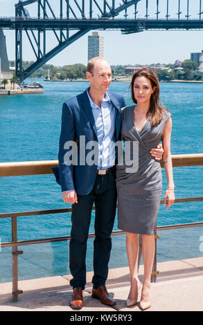 SYDNEY, AUSTRALIEN - 18. NOVEMBER: Geoff Evans, Jack O'Connell, Angelina Jolie, Miyavi Ishihara und Matthew Bär auf dem Foto Aufruf der ungebrochene Pose am Sydney Opera House am 18. November 2014 in Sydney, Australien: Geoff Evans, Angelina Jolie Stockfoto