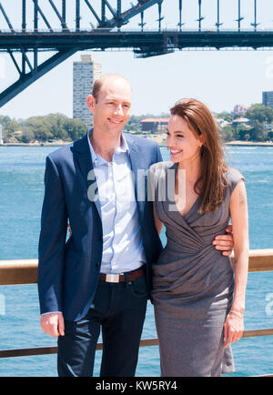 SYDNEY, AUSTRALIEN - 18. NOVEMBER: Geoff Evans, Jack O'Connell, Angelina Jolie, Miyavi Ishihara und Matthew Bär auf dem Foto Aufruf der ungebrochene Pose am Sydney Opera House am 18. November 2014 in Sydney, Australien: Geoff Evans, Angelina Jolie Stockfoto