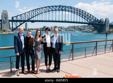 SYDNEY, AUSTRALIEN - 18. NOVEMBER: Geoff Evans, Jack O'Connell, Angelina Jolie, Miyavi Ishihara und Matthew Bär auf dem Foto Aufruf der ungebrochene Pose am Sydney Opera House am 18. November 2014 in Sydney, Australien: Geoff Evans, Jack O'Connell, Angelina Jolie, Miyavi Ishihara, Matthew Bär Stockfoto