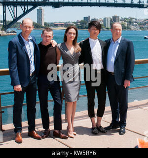 SYDNEY, AUSTRALIEN - 18. NOVEMBER: Geoff Evans, Jack O'Connell, Angelina Jolie, Miyavi Ishihara und Matthew Bär auf dem Foto Aufruf der ungebrochene Pose am Sydney Opera House am 18. November 2014 in Sydney, Australien: Geoff Evans, Jack O'Connell, Angelina Jolie, Miyavi Ishihara, Matthew Bär Stockfoto