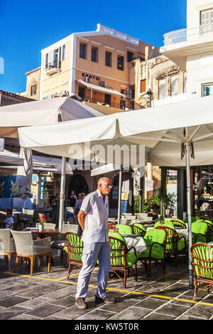 Chania Tourist Kreta, Griechenland, Europa Senioren im Urlaub Stockfoto