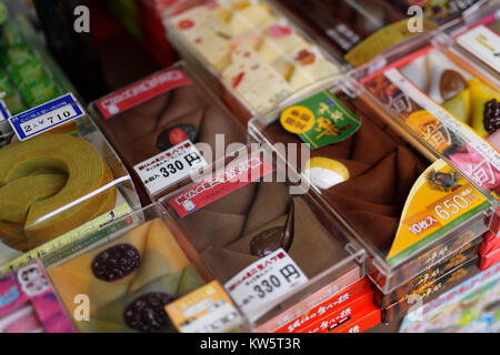 Traditionelle japanische Süßwaren, Süßigkeiten, yatsuhashi Miyagegashi souvenir Dreiecke und Baumkuchen Matcha ring Reis Kuchen auf einem store Display in Kyot Stockfoto