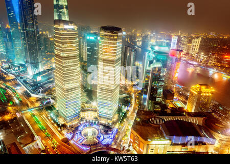 Vogelperspektive auf Shanghai China. Wolkenkratzer im Bau im Vordergrund. Nebel, bedecktem Himmel und Verschmutzung. Bund (Pudong) Bereich Stockfoto