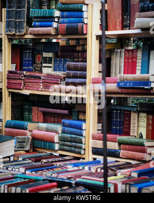 Buchen Sie Stall auf der Portobello Road Market in London. Stockfoto