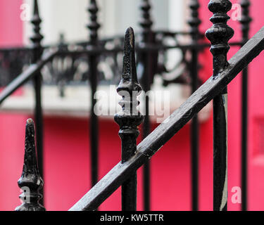 Altes Eisen Geländer vor bunten Häuser in Notting Hill, London Stockfoto