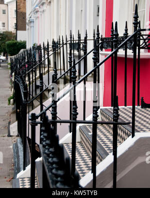 Altes Eisen Geländer vor bunten Häuser in Notting Hill, London Stockfoto