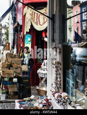 Antiquitätengeschäfte auf der Portobello Road, London Stockfoto