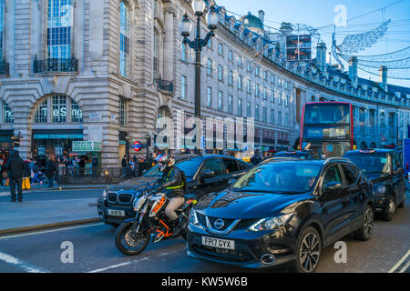 LONDON, 28. Dezember 2017: Menschen und Verkehr in Piccadilly Circus, bekannt für seine Video Display und Leuchtreklamen angebracht an der Ecke Gebäude sowie ein Stockfoto