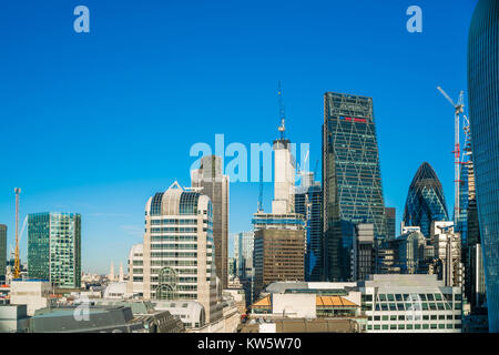 LONDON, 28. Dezember 2017: Dachterrasse mit Blick auf die Wolkenkratzer in der Stadt, eine moderne Business Viertel in London, Großbritannien Stockfoto