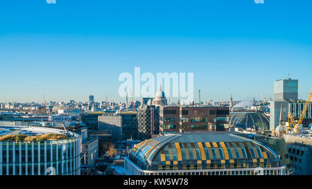 LONDON, 28. Dezember 2017: Dachterrasse mit Blick auf die Wolkenkratzer einschließlich St. Paul's Cathedral und moderne Bürogebäude in London. Stockfoto