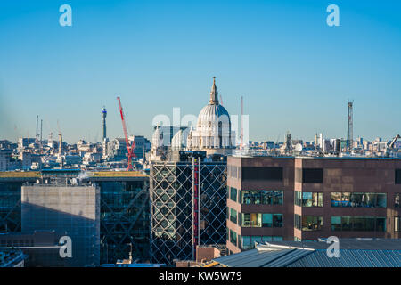 LONDON, 28. Dezember 2017: Dachterrasse mit Blick auf die Wolkenkratzer einschließlich St. Paul's Cathedral und moderne Bürogebäude in London. Stockfoto