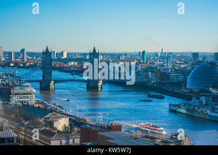 LONDON, 28. Dezember 2017: Panoramablick auf das Luftbild von London über die Themse, die Tower Bridge und moderne Wolkenkratzer. Stockfoto