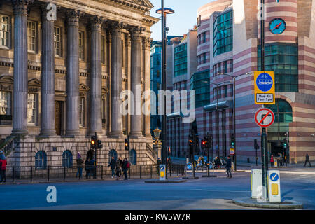LONDON - Dezember 28, 2017: Blick auf Villa und Nr. 1 Geflügel. Nr. 1 Geflügel entworfen von James Stirling ist ein Büro- und Geschäftshaus an der Ju Stockfoto