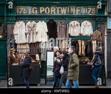 Vintage Pelze für Verkauf auf der Portobello Road Market in London mit Vintage shopsign Stockfoto