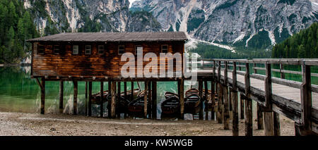 See in Italien, Lago de Brais, Italien, Dolomiten, Bootsanlegestelle am smaragdgrünen Bergsee Stockfoto