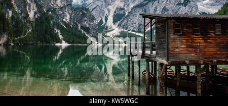 See in Italien, Lago de Brais, Italien, Dolomiten, Bootsanlegestelle am smaragdgrünen Bergsee Stockfoto