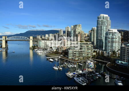 Die Hochhäuser Skyline von False Creek in Vancouver, Kanada, und Granville Island. Stockfoto