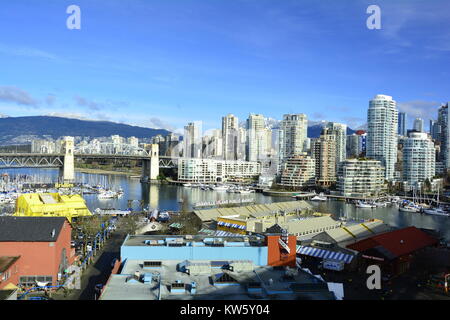 Die Hochhäuser Skyline von False Creek in Vancouver, Kanada, und Granville Island. Stockfoto