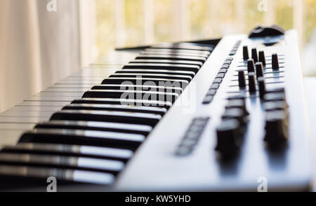 Ein Kunststoff blau Easter egg ist ein gefärbtes Ei gefüllt. Es ist Kopieren Platz im Bild links. Stockfoto