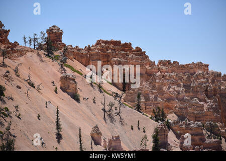 Sandy Bergseite, Felsformationen mit einem Natural Arch, und blauer Himmel, am frühen Nachmittag, Bryce Canyon National Park, Utah Stockfoto