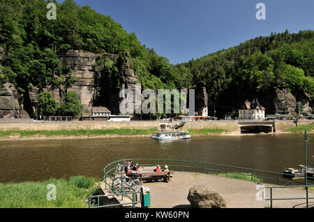 Elberadweg mit Hrensko im Elbsandsteingebirge, Elberadweg bei Hrensko im Elbsandsteingebirge Stockfoto