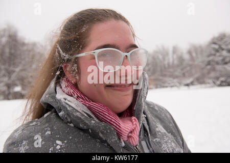 Eliza Doolittle, 26, spielt in der Weihnachtszeit Schnee in Phillips, Maine. Stockfoto