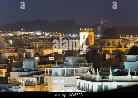 Stadtbild der Stadt Elche in der Nacht. Horizontale Schuß Stockfoto