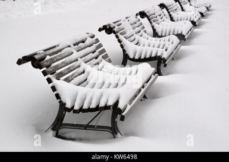 Bänke im Winter Stockfoto