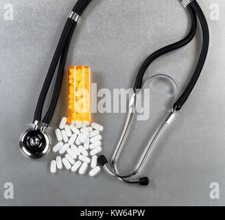 Oxycodone opioid Tabletten, Flasche und Stethoskop auf Edelstahl Tabelle in der Ansicht von oben Stockfoto