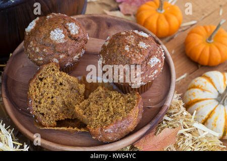 Pumpkin Pie auf einer Holzplatte mit Kürbissen im Hintergrund Stockfoto