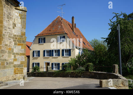 BOPFINGEN, Deutschland - ca. August 2015 Straße in der Nähe von St. Blasius Kirche Stockfoto