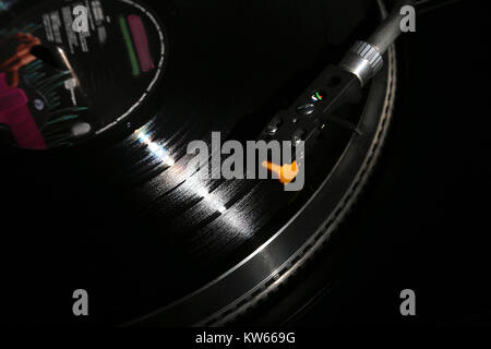 Nahaufnahme von Vinyl Plattenspieler, hi-fi headshell Cartridge in Aktion, Retro Grammophon spielen analog Disc mit Musik. Platz für Text. Stockfoto