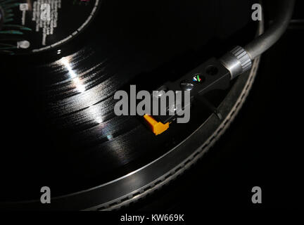 Nahaufnahme von Vinyl Plattenspieler, hi-fi headshell Cartridge in Aktion, Retro Grammophon spielen analog Disc mit Musik. Platz für Text. Stockfoto