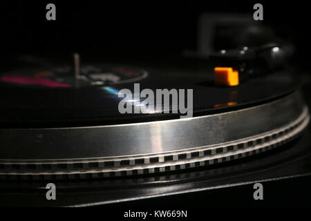 Nahaufnahme von Vinyl Plattenspieler, hi-fi headshell Cartridge in Aktion, Retro Grammophon spielen analog Disc mit Musik. Platz für Text. Stockfoto