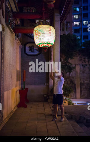 Asiatischer Mann ein Foto von einer Laterne an einem Tempel in Tin Hau, der Insel Hong Kong. Stockfoto