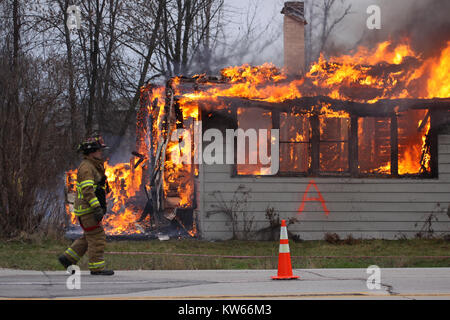 Feuerwehrmänner, die im Rahmen einer Trainingsübung eine kontrollierte Verbrennung durchführen. Stockfoto