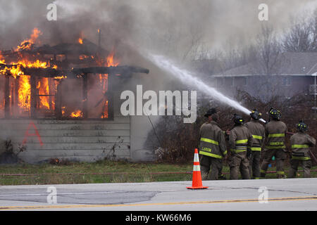 Feuerwehrleute, die im Rahmen einer Trainingsübung eine kontrollierte Verbrennung verüben. Stockfoto